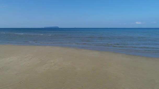 航空写真ビュー、穏やかな、海の浅い干潟でドリー — ストック動画