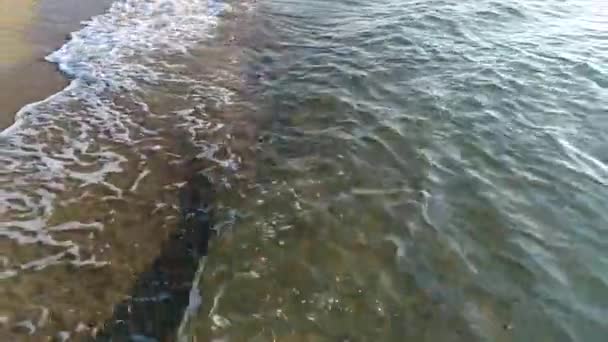 Воздушный беспилотник летит над береговой волной — стоковое видео