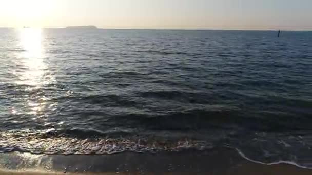 Воздушный беспилотник, кукла в спокойном вечернем море — стоковое видео