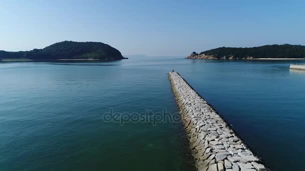 Повітряний безпілотник літає, розбиває воду з каменю в морі — стокове відео