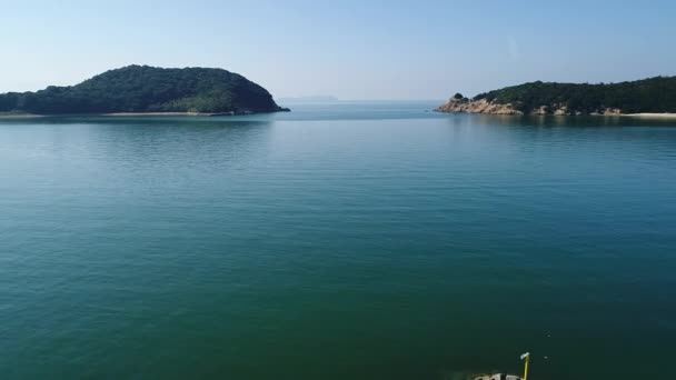 Drohnenflug, Wellenbrecher aus Stein im Meer — Stockvideo