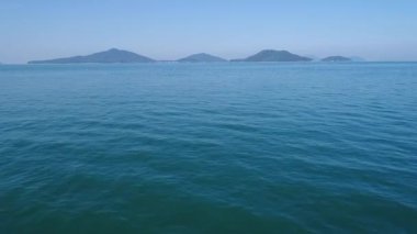 Uçuş, hava uçak geri çekilme olarak sakin, mavi deniz 