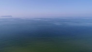 Havadan görünümü, sakin, mavi deniz içinde geri çekilme