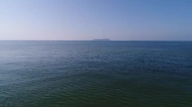 Hava drone uçuş, sakin, mavi deniz, dolly