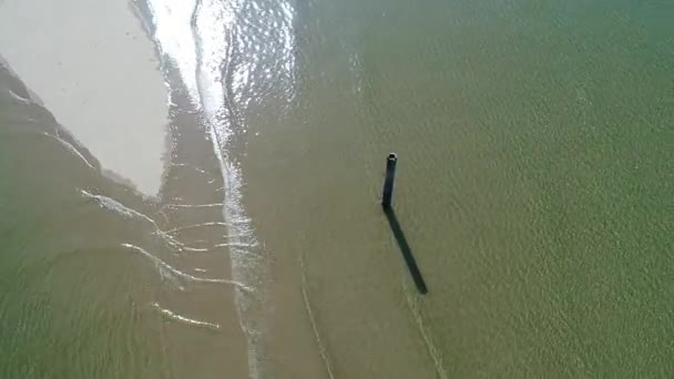 Luchtfoto drone vliegen, zee ondiep landschap — Stockvideo