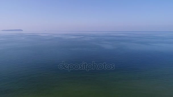 Vista aérea, retiro en de calma, mar azul — Vídeo de stock