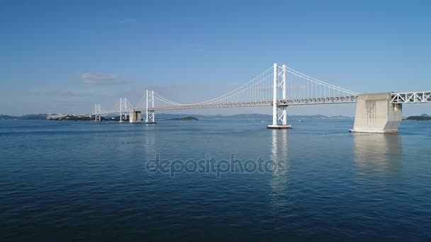 Havadan görünümü, içinde yükselişi sakin, mavi deniz, Seto Köprüsü — Stok video