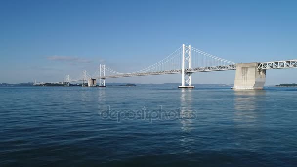 Vue aérienne, retraite dans le calme, mer bleue, Seto-bridge — Video