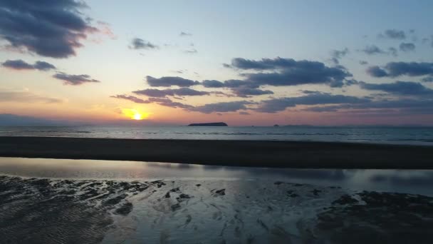 Günbatımında sakin okyanus görünümünü hava dolly — Stok video