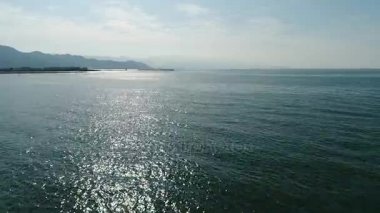 Uçuş, hava uçak geri çekilme olarak sakin, mavi deniz