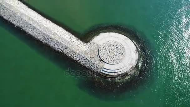 Luchtfoto drone vliegen, kunstmatige eiland van de stenen — Stockvideo