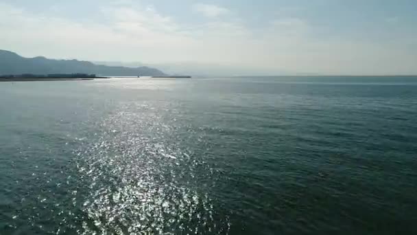 Avión no tripulado aéreo volando, retirada en de calma, mar azul — Vídeo de stock