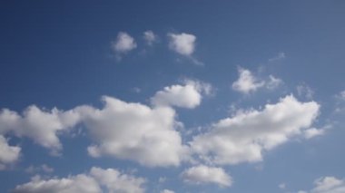 Zaman atlamalı kabarık bulutlar mavi gökyüzünde yüzen