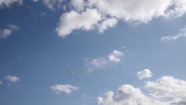 雲は空を移動 タイムラプスの澄んだ青い空 — ストック動画