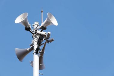 Afet-tahmini hoparlör açık mavi gökyüzü karşı 