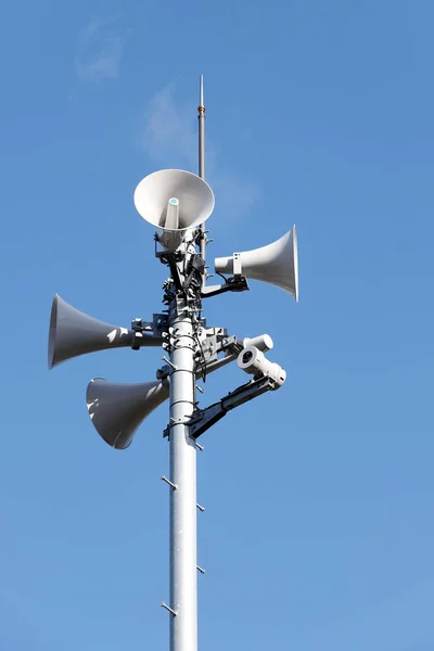 Lautsprecher Der Katastrophenprognose Gegen Strahlend Blauen Himmel — Stockfoto