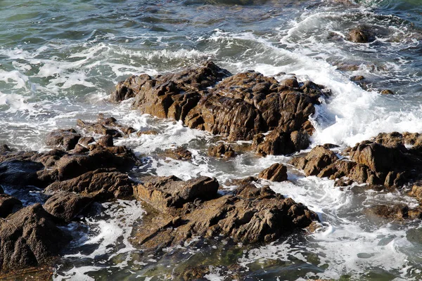 Zee Golven Spatten Stenen Rif Voor Kust — Stockfoto