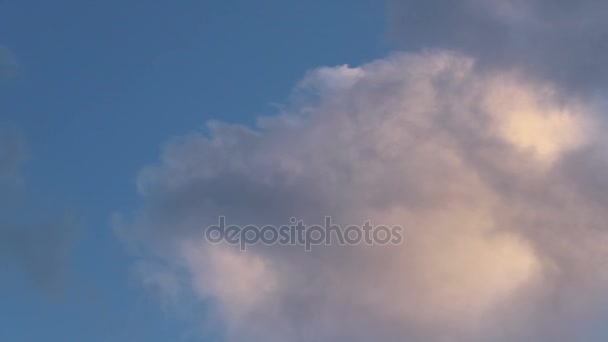 Yavaş Yavaş Uçan Bulutlu Akşam Gökyüzünde Bulutlar Duman — Stok video
