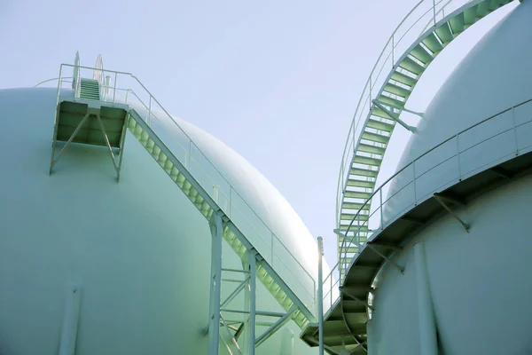 Сферные Газовые Баллоны Нефтехимическом Заводе Голубое Небо — стоковое фото