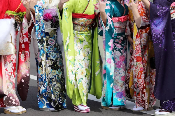 Yaş Günü Kutlama Gelişi Için Kimono Giyen Genç Japon Kadın — Stok fotoğraf