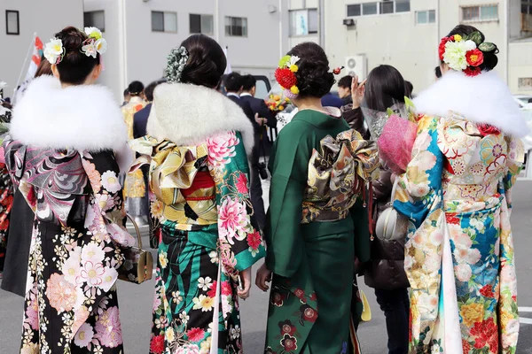 2018 香川県 日のお祝いの伝統的な着物を着ている若い日本人女性 彼らに香川県で — ストック写真