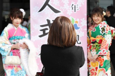 Kagawa, Japonya - 7 Ocak 2018: yaş günü kutlama gelişi için geleneksel kimono giyen genç Japon kadın onlar yirmi: Kagawa, Japan açın. 