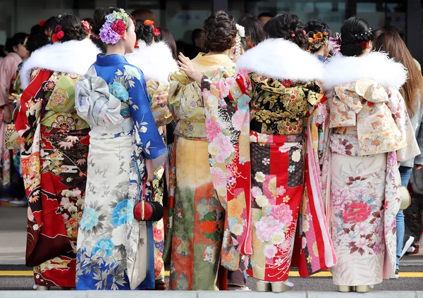 2018 香川県 日のお祝いの伝統的な着物を着ている若い日本人女性 彼らに香川県で — ストック写真