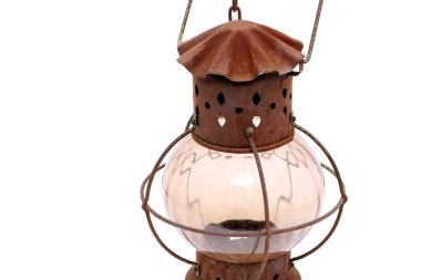 Beyaz arkaplanda izole edilmiş eski paslı fener.  