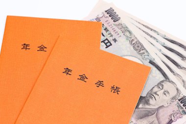 Kagawa, Japonya - 22 Ocak: Japon ulusal emeklilik planı el kitabı ve beyaz arka plan üzerinde para 