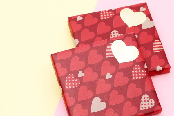 Den Svatého Valentýna Koncept Dárek Žlutém Pozadí Valentines Dárek Box — Stock fotografie