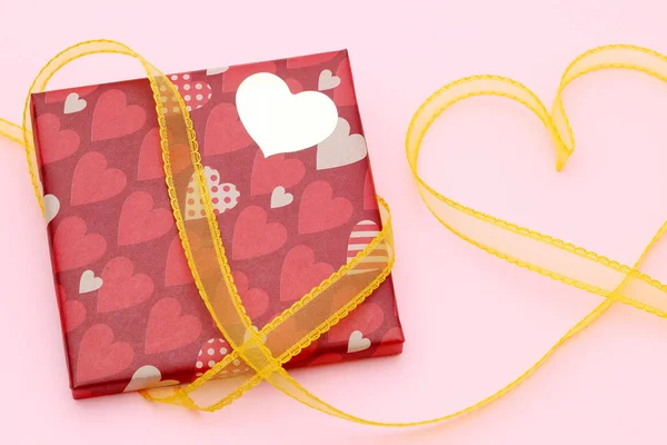 バレンタインデーのコンセプトです ピンクの背景のバレンタイン ギフト ボックスにリボン付きギフト — ストック写真