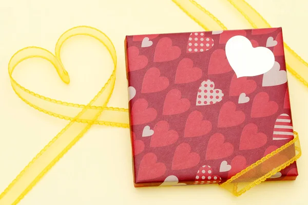 Valentinstag Konzept Geschenk Mit Schleife Auf Dem Gelben Hintergrund Valentines — Stockfoto