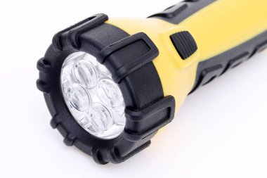 Beyaz arkaplanda elektrikli cep feneri 