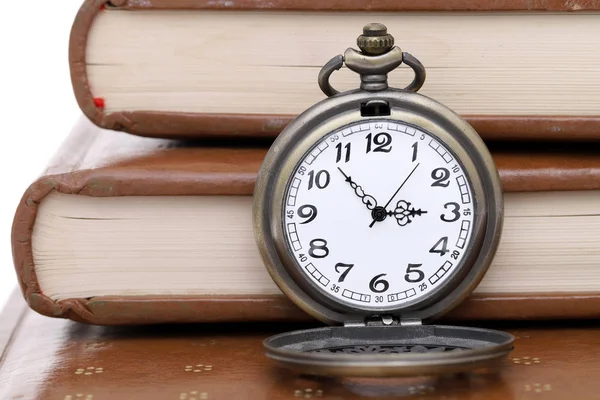 Relógio Bolso Velho Com Livros Antigos Sobre Fundo Branco — Fotografia de Stock