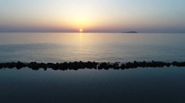 anteni robot uçan, havadan görünümü, deniz akşam Sakinliğin içinde dolly