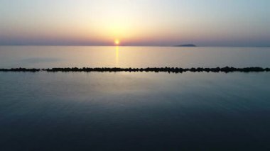 anteni robot uçan, havadan görünümü, deniz akşam Sakinliğin içinde dolly