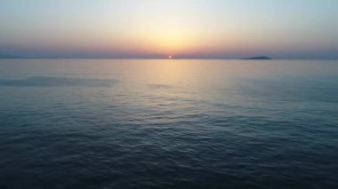 Hava drone uçuş, havadan görünümü, geri çekilme olarak deniz akşam Sakinliğin