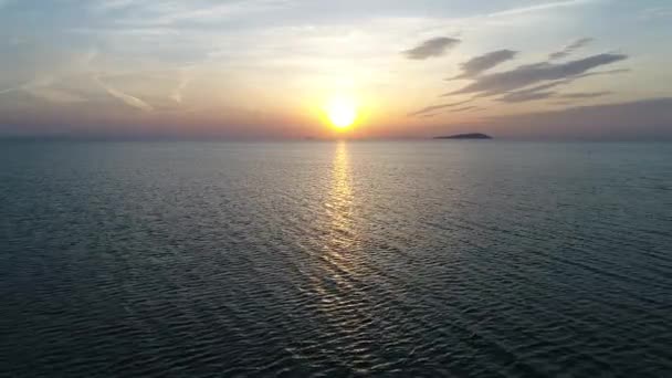 drone aérien volant, vue aérienne, retraite dans le calme, mer du soir  