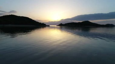 Hava drone uçuş, havadan görünümü, geri çekilme olarak deniz akşam Sakinliğin