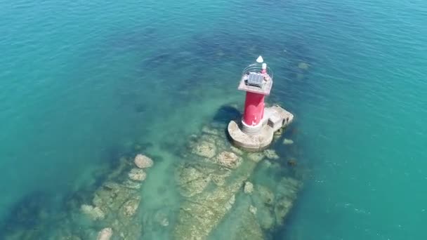 日本一古い素朴な灯台の周りに飛んで空中ドローン — ストック動画