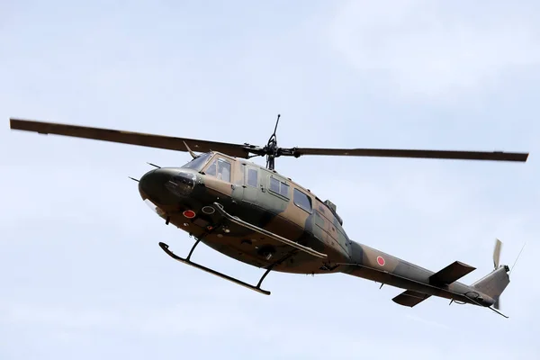 飛行中の日本軍のヘリコプター 軍用ヘリコプター飛行 — ストック写真