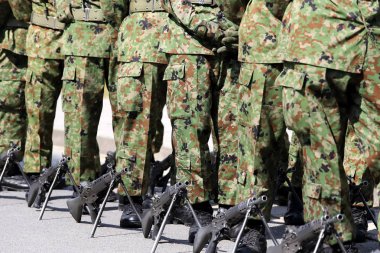 Silahlı Japon askerleri tüfek ile yürüyen Japonya Öz Savunma Kuvvetleri 