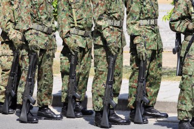 Silahlı Japon askerleri tüfek ile yürüyen Japonya Öz Savunma Kuvvetleri 