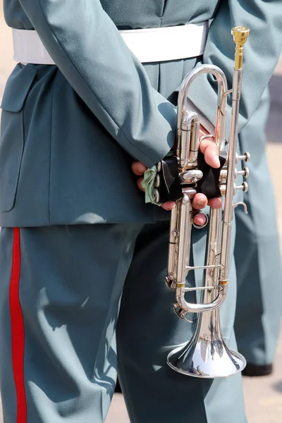 Japonský Vojenský Hudebník Trumpetou Jeho Zády — Stock fotografie