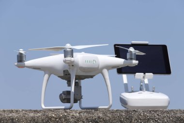 Drone ve Uzaktan kumanda, açık mavi gökyüzü arka plan