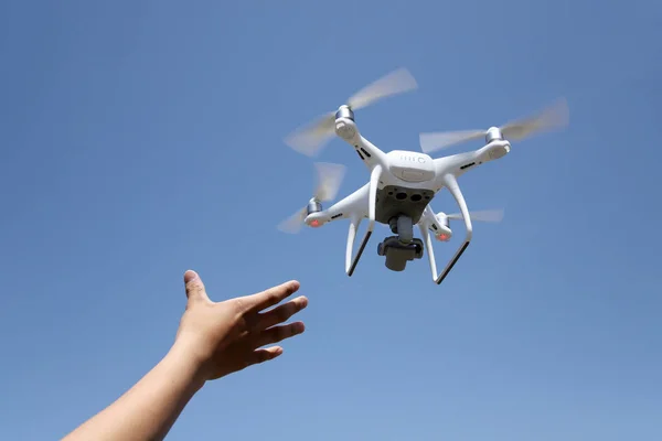 Cattura Mano Velivolo Drone Sfondo Cielo Blu Concetto Operatore Della — Foto Stock