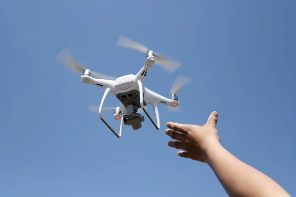 Hand Catching Drone Aircraft Blue Sky Background Camera Operator Concept — Stock Photo, Image