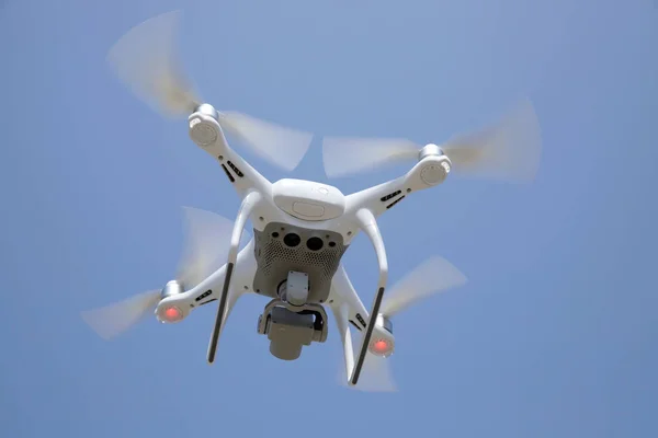 Drone Bianco Che Vola Aria Sfondo Cielo Blu Chiaro — Foto Stock