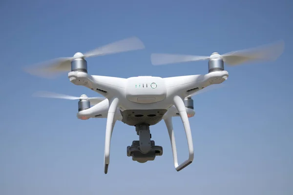 Drone Blanco Volando Aire Fondo Azul Claro Del Cielo —  Fotos de Stock