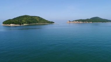 Deniz, okyanus güzel küçük ada görünümünü uçan hava dron peşin 